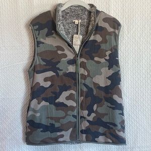Hem and Thread camo zip up vest. Plush inner lining. Small. Green/brown/tan. NWT